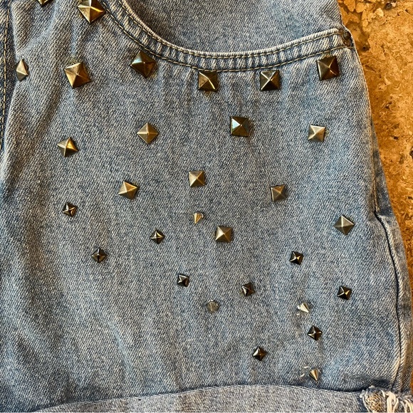 Women’s SZ 6 HALSTON JEANSWEAR Medium Blue High Rise Denim Shorts with Studs - Picture 9 of 13